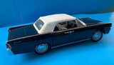 Franklin Mint B11WD57 1:24 Scale 1961 Lincoln Continental 4 door convertible. 
